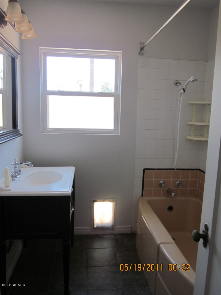 1337 East Granada Road Phoenix, AZ 85006 - Photo 8 of 9 Bathroom