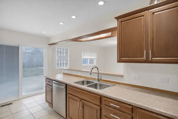 $395,000 | 705 Cumberland Street, Hoffman Estates, IL 60169