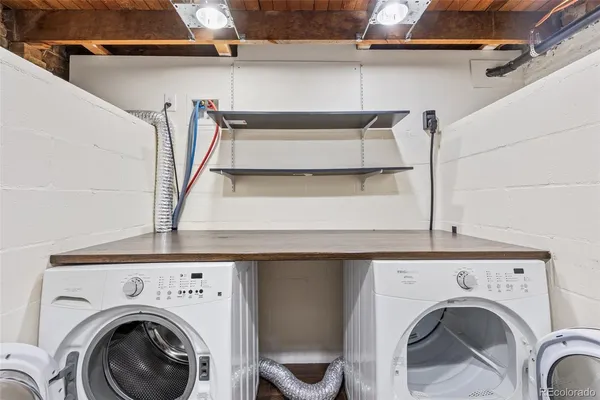 a view of entryway with washer and dryer