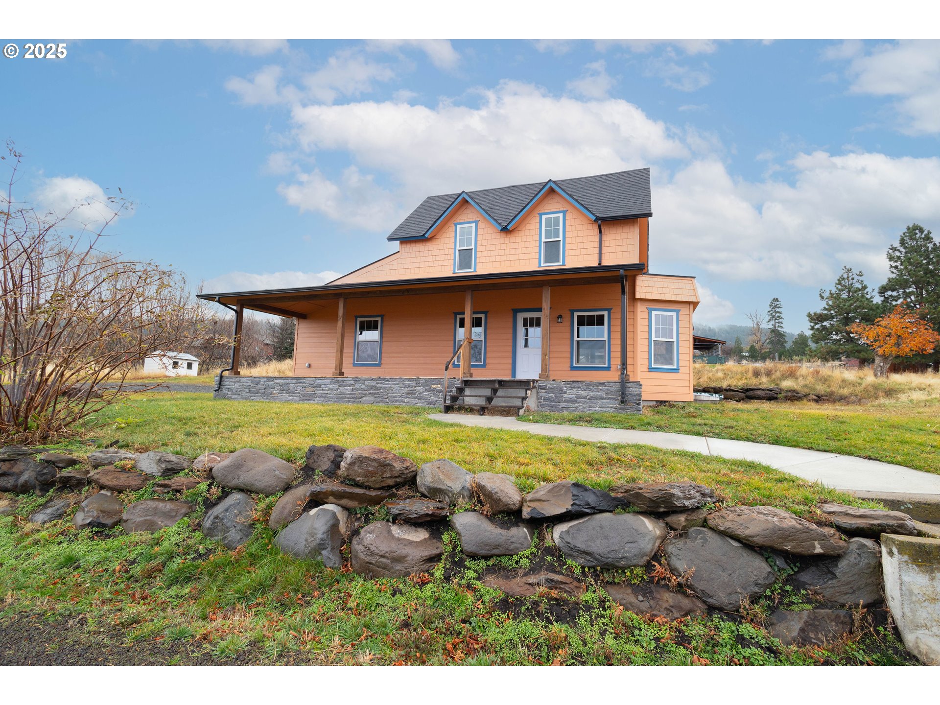 a view of a house with swimming pool and a yard