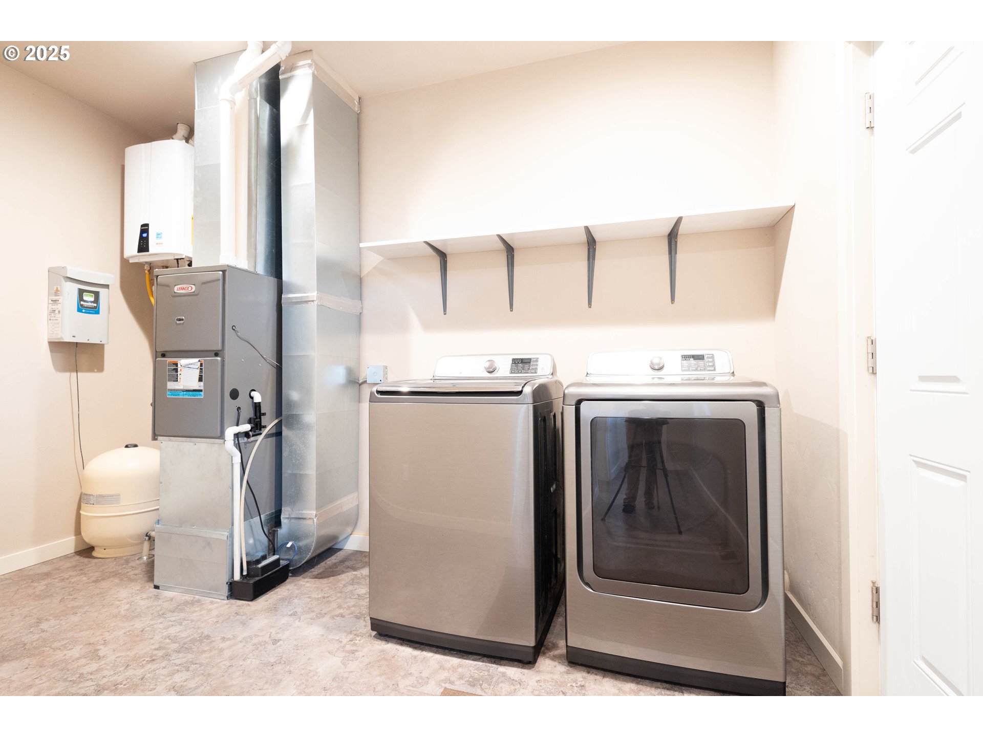 69717 Antles Road Cove, OR 97824 - Photo 13 of 38 a utility room with dryer and washer