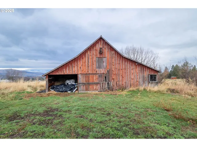 a view of a back yard