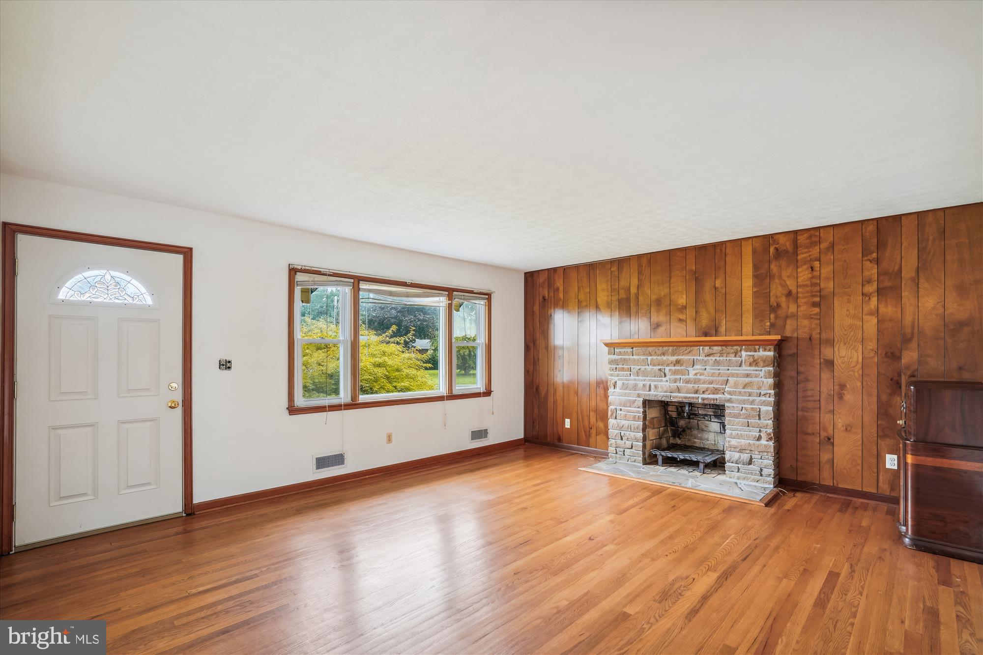 709 East Maple Road Linthicum Heights, MD 21090 - Photo 3 of 30 Living Room