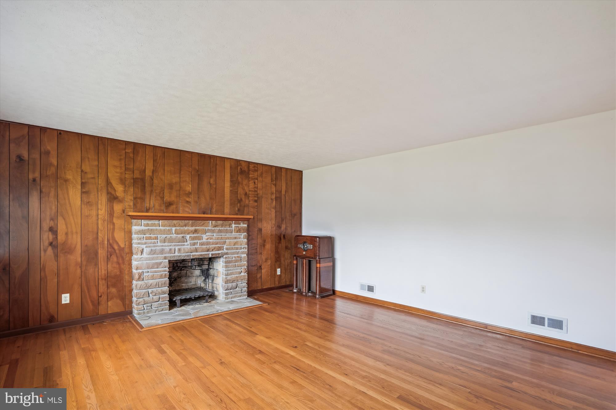 709 East Maple Road Linthicum Heights, MD 21090 - Photo 4 of 30 Living Room