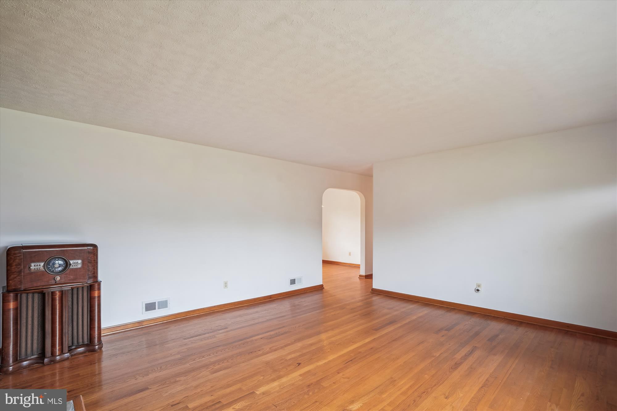 709 East Maple Road Linthicum Heights, MD 21090 - Photo 5 of 30 Living Room