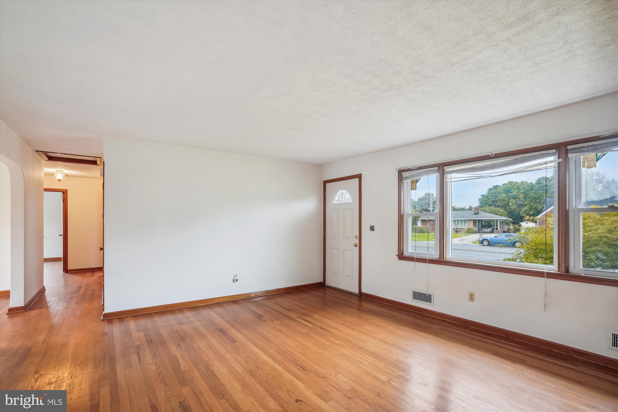 709 East Maple Road Linthicum Heights, MD 21090 - Photo 6 of 30 Living Room