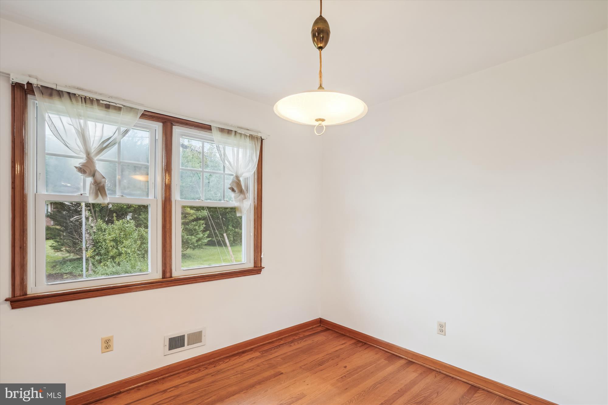 709 East Maple Road Linthicum Heights, MD 21090 - Photo 7 of 30 Dining Area