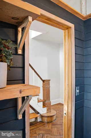 a view of entryway and kitchen