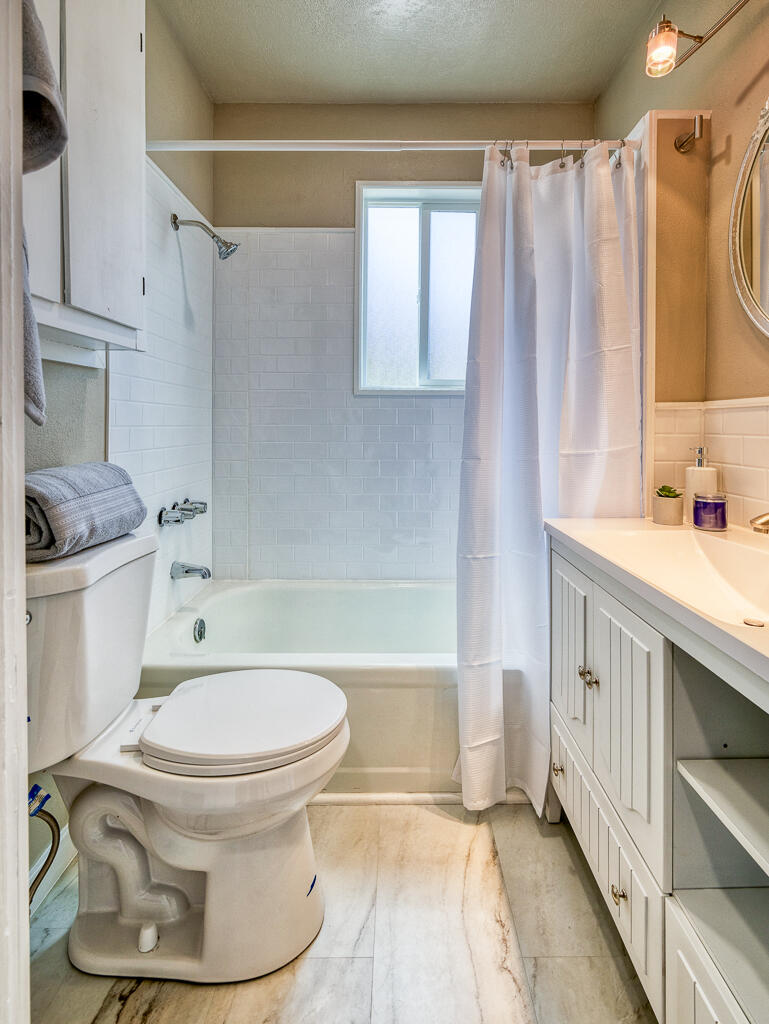 8841 Shady Pine Road Klamath Falls, OR 97601 - Photo 16 of 33 Bathroom