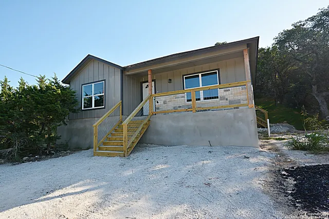 a view of a house with backyard