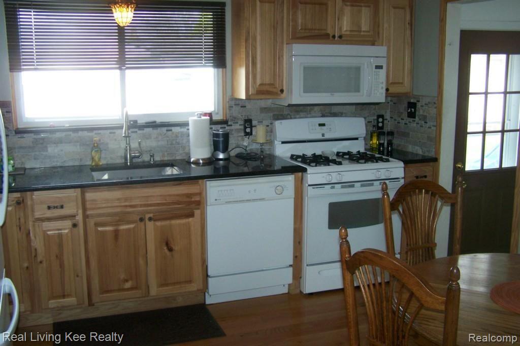31325 Northwood Road Fraser, MI 48026 - Photo 7 of 22 011.jpg