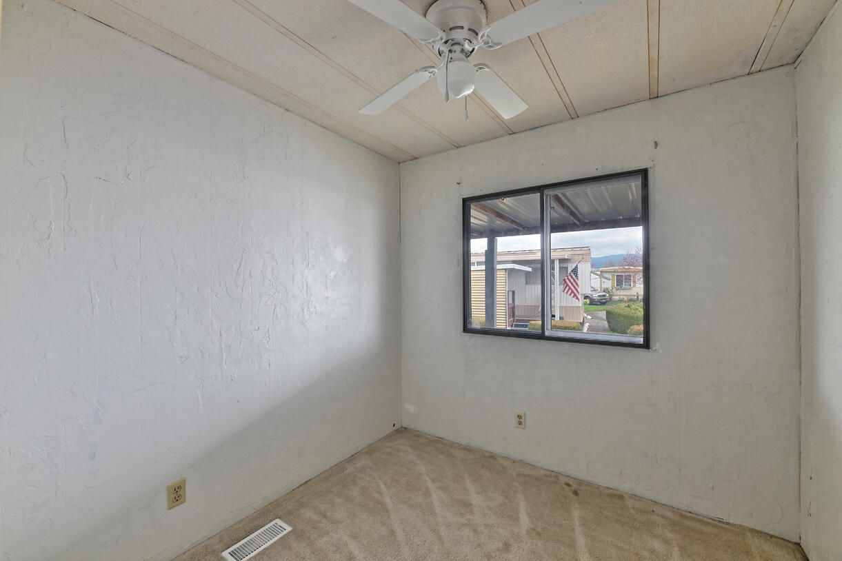 2385 Table Rock Road, Unit 81 Medford, OR 97501 - Photo 15 of 20 15. Room 3