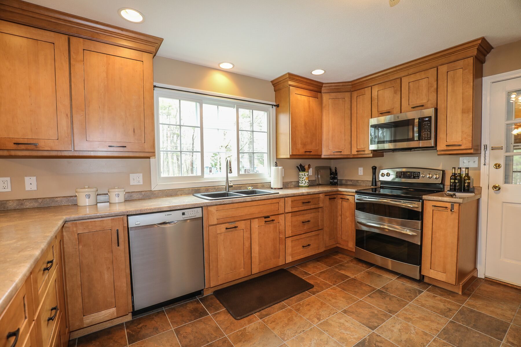 91 Rockingham Road Londonderry, NH 03053 - Photo 4 of 37