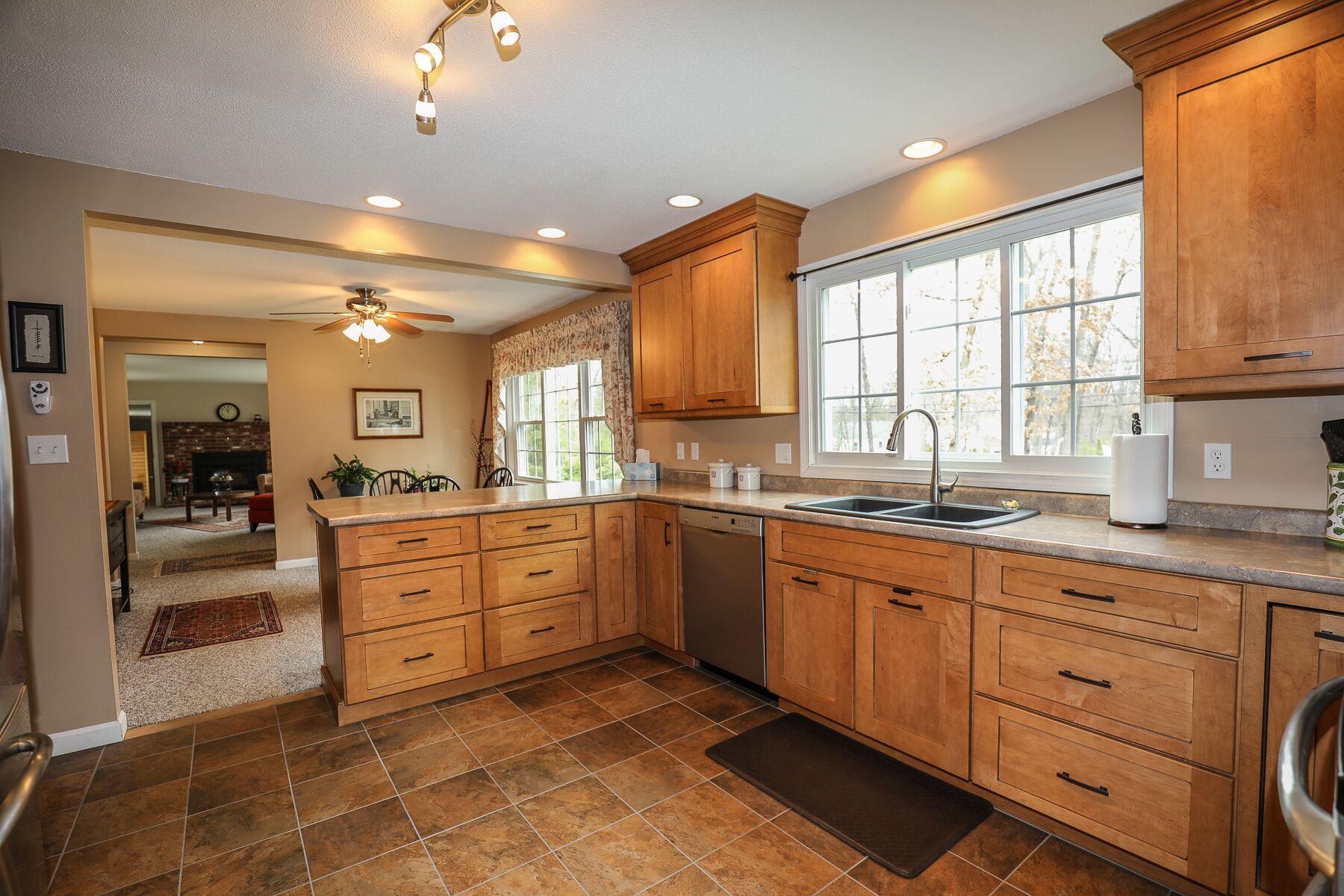 91 Rockingham Road Londonderry, NH 03053 - Photo 5 of 37