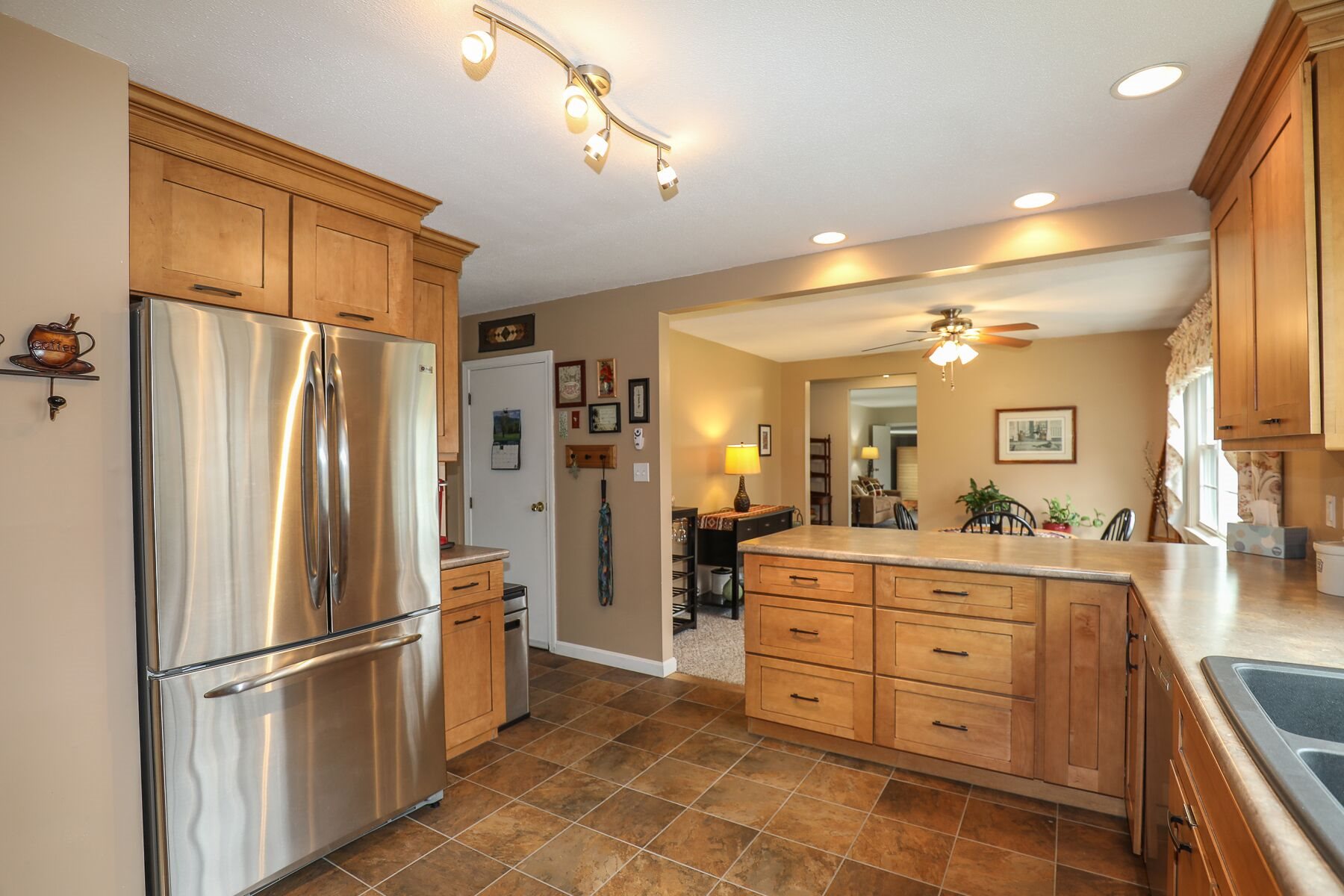 91 Rockingham Road Londonderry, NH 03053 - Photo 6 of 37