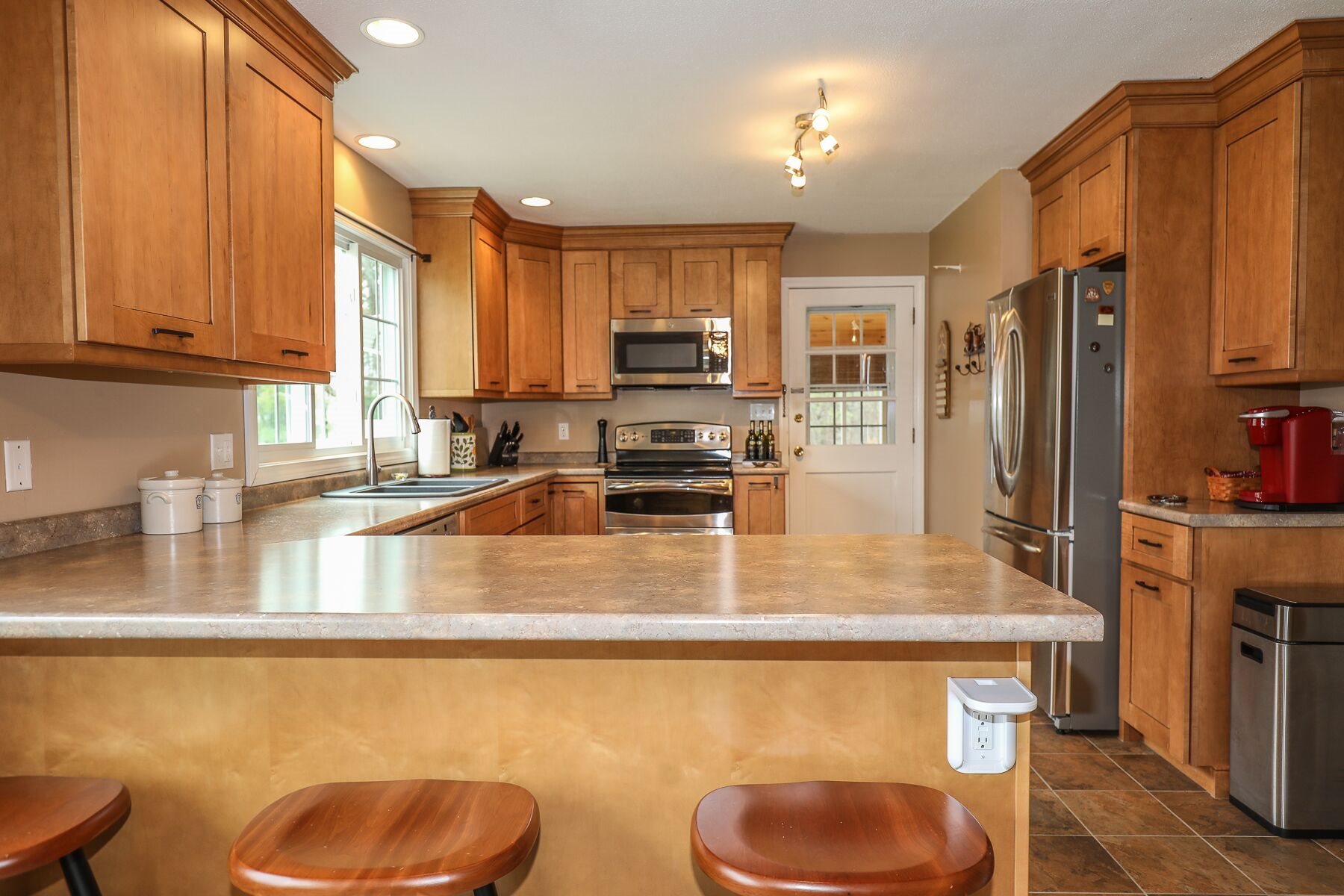 91 Rockingham Road Londonderry, NH 03053 - Photo 8 of 37