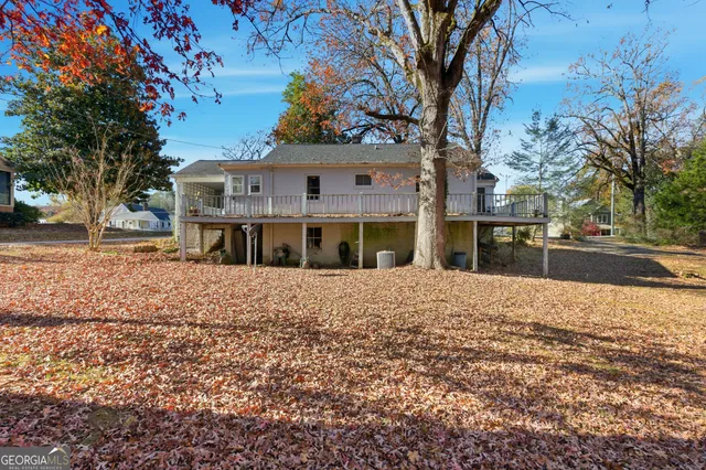 a view of a yard with a house