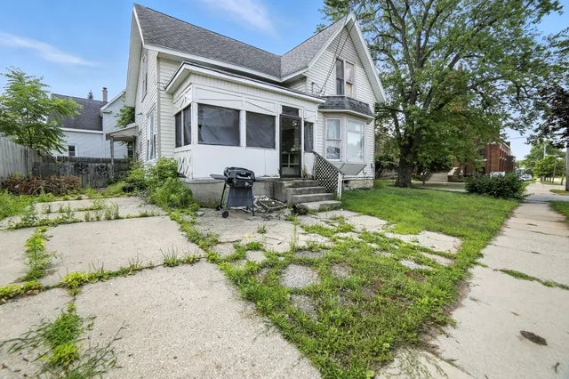 $128,000 | 404 South Bridge Street, Belding, MI 48809