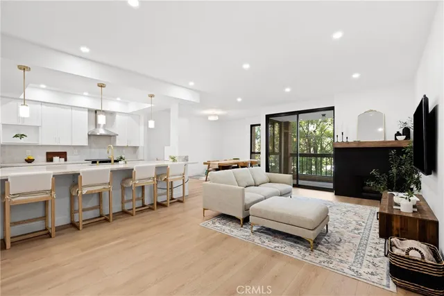 $998,000 | 4477 Wilshire Boulevard, Unit 202, Los Angeles, CA 90010