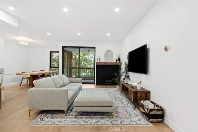 $998,000 | 4477 Wilshire Boulevard, Unit 202, Los Angeles, CA 90010