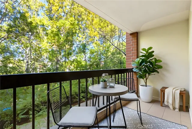 $998,000 | 4477 Wilshire Boulevard, Unit 202, Los Angeles, CA 90010