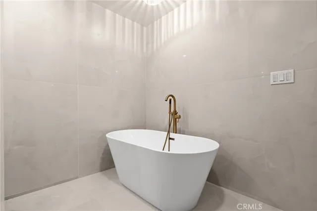 $998,000 | 4477 Wilshire Boulevard, Unit 202, Los Angeles, CA 90010