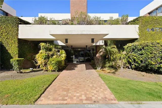 $998,000 | 4477 Wilshire Boulevard, Unit 202, Los Angeles, CA 90010