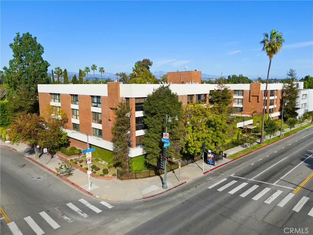 $998,000 | 4477 Wilshire Boulevard, Unit 202, Los Angeles, CA 90010
