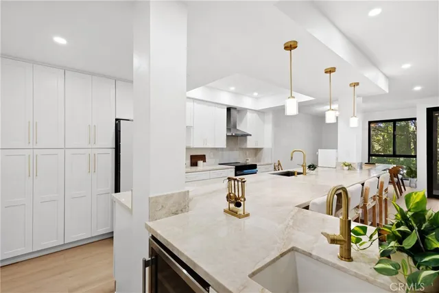 $998,000 | 4477 Wilshire Boulevard, Unit 202, Los Angeles, CA 90010