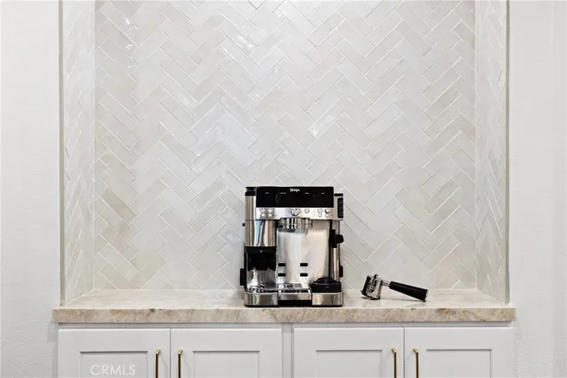 $998,000 | 4477 Wilshire Boulevard, Unit 202, Los Angeles, CA 90010