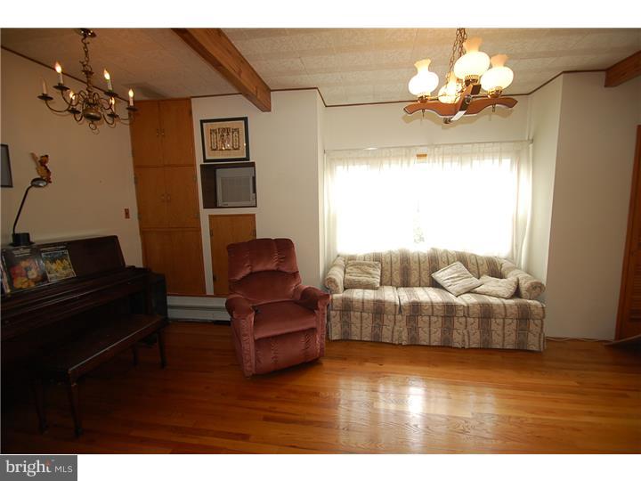 103-103 Hampden Road Upper Darby, PA 19082 - Photo 3 of 19 Living Room
