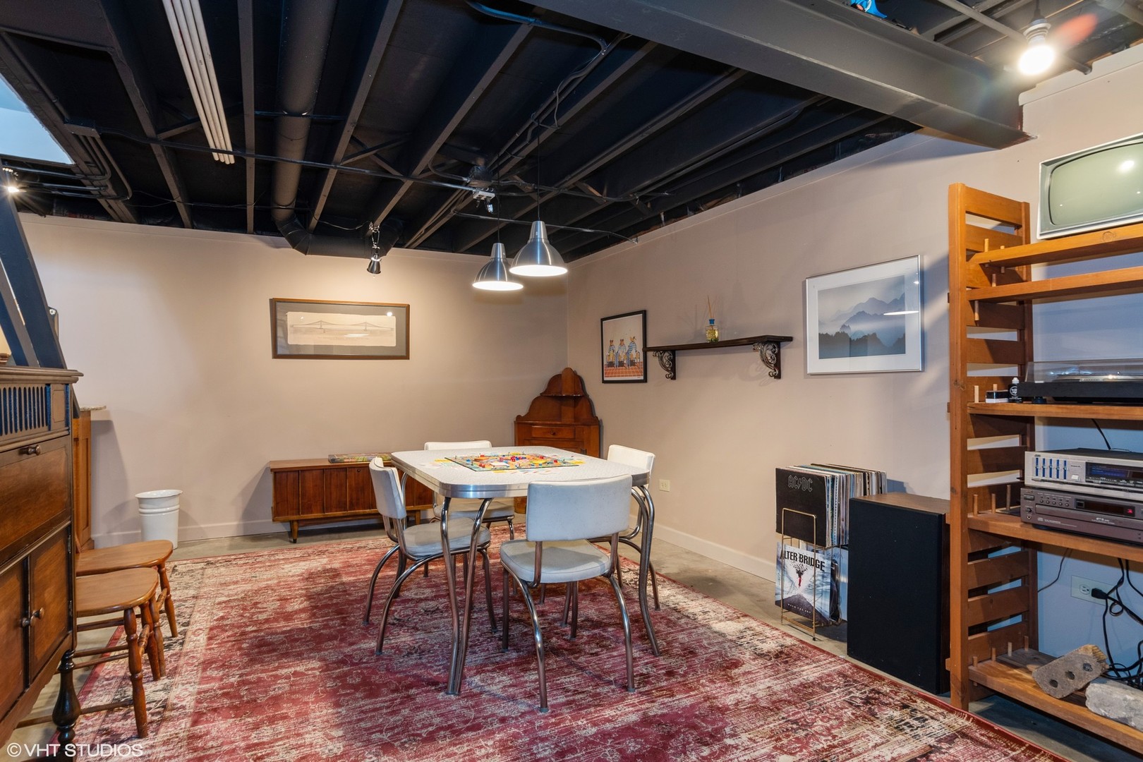 31W740 Russell Road Wayne, IL 60184 - Photo 14 of 20 a workspace with furniture