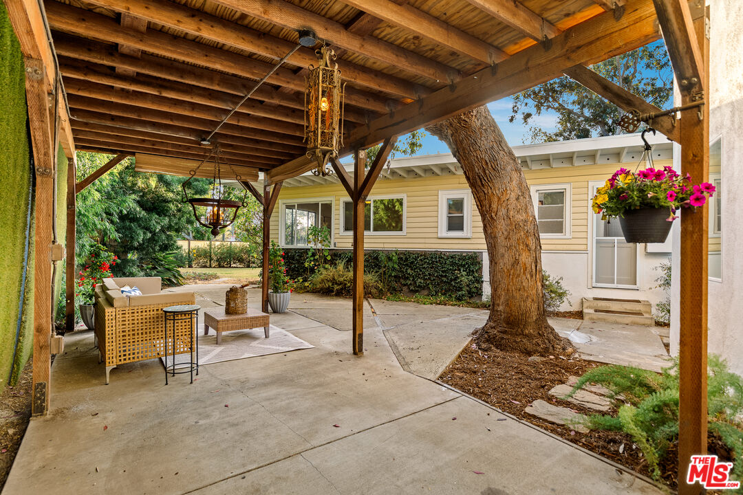 1100 Victoria Avenue Venice, CA 90291 - Photo 28 of 30 a view of a house with a backyard and sitting area