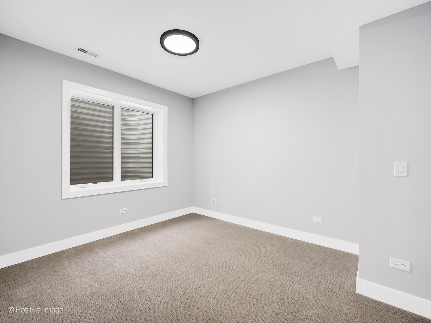 609 North County Line Road Hinsdale, IL 60521 - Photo 31 of 42 an empty room with a window