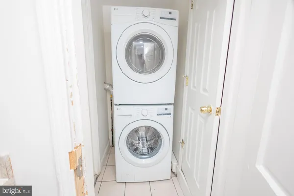 a close up view of a washer and dryer