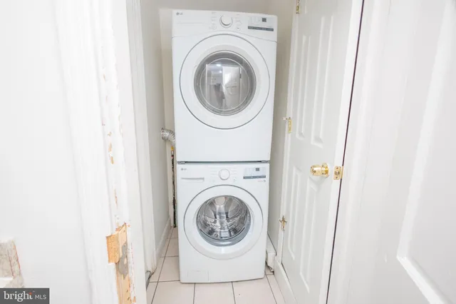 a close up view of a washer and dryer