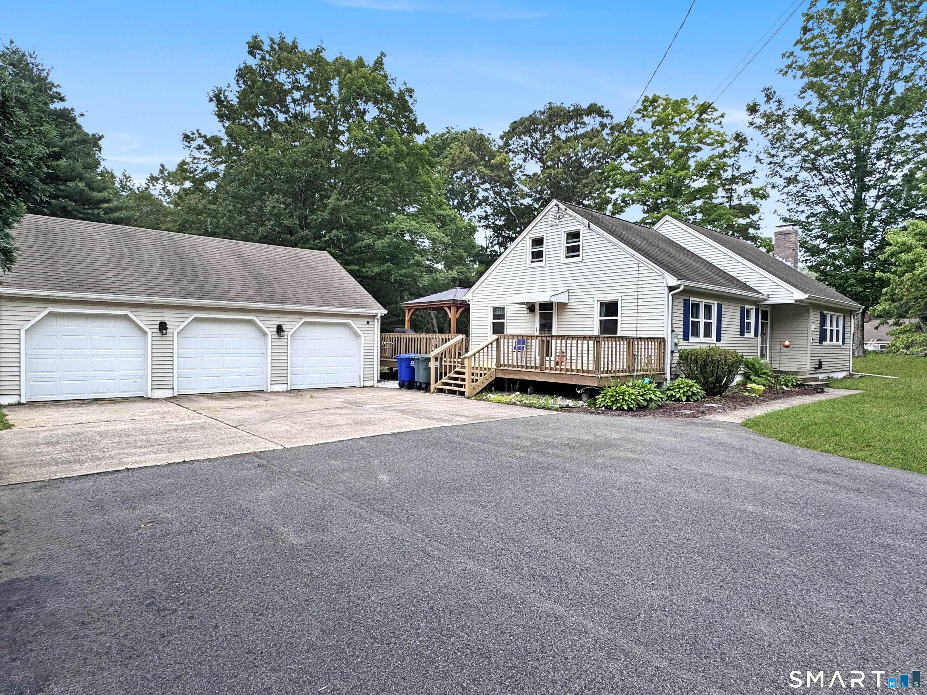 95 Stoddards Wharf Road Ledyard, CT 06339 - Photo 4 of 36 3 Bay Garage!