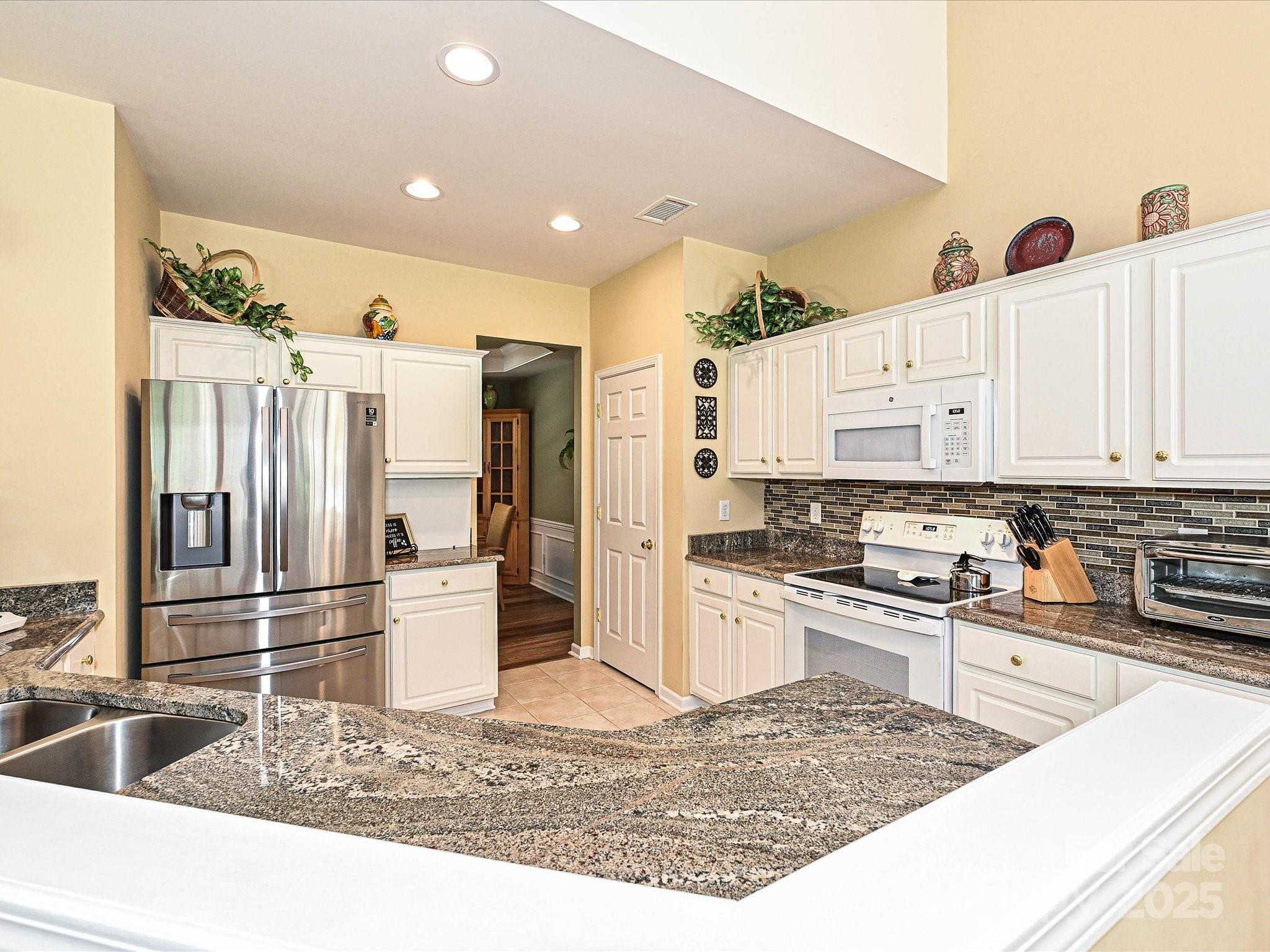 334 Matthews Estates Road Matthews, NC 28105 - Photo 9 of 34