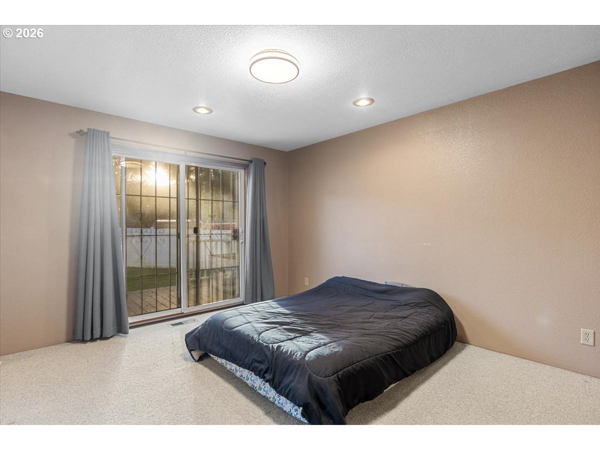 369 Upper Camp Loop Road Roseburg, OR 97470 - Photo 24 of 38 a view of an empty room