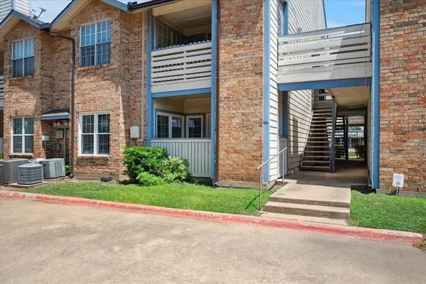$133,500 | 1601 Marsh Lane, Unit 208, Carrollton, TX 75006