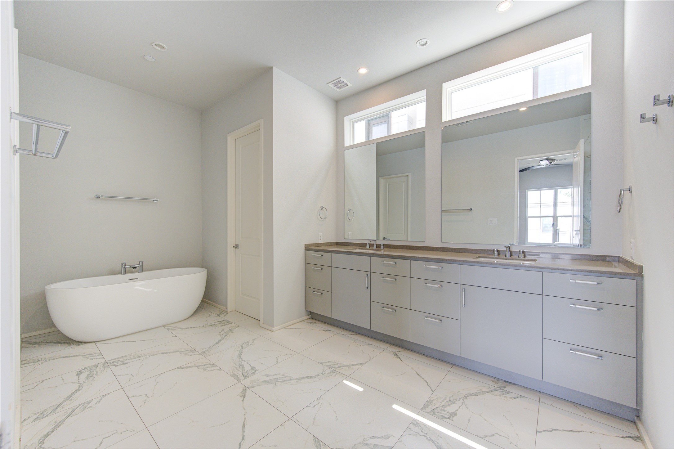 5336 Chandler Street Houston, TX 77007 - Photo 15 of 35 Spa-like primary bath