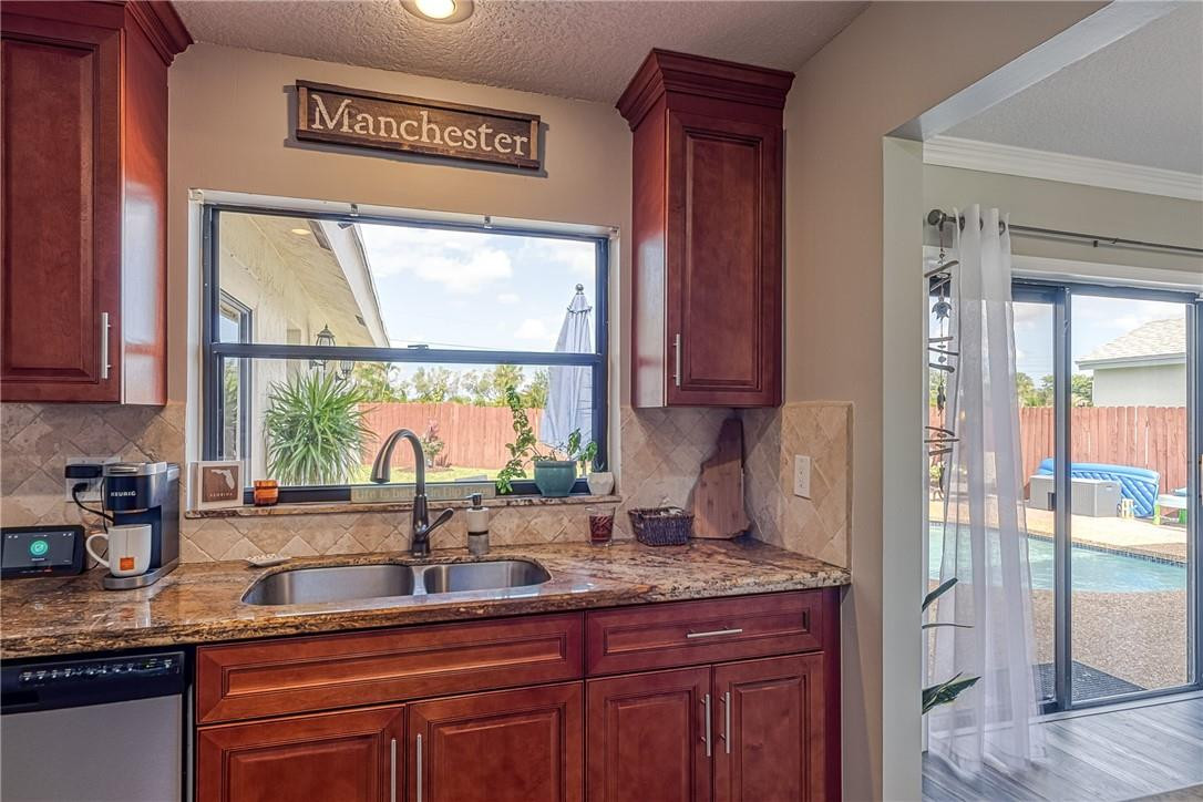 9203 Edgemont Lane Boca Raton, FL 33434 - Photo 11 of 52 Window connected to patio