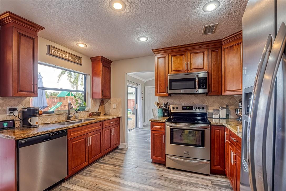 9203 Edgemont Lane Boca Raton, FL 33434 - Photo 9 of 52 Granite Counter Tops