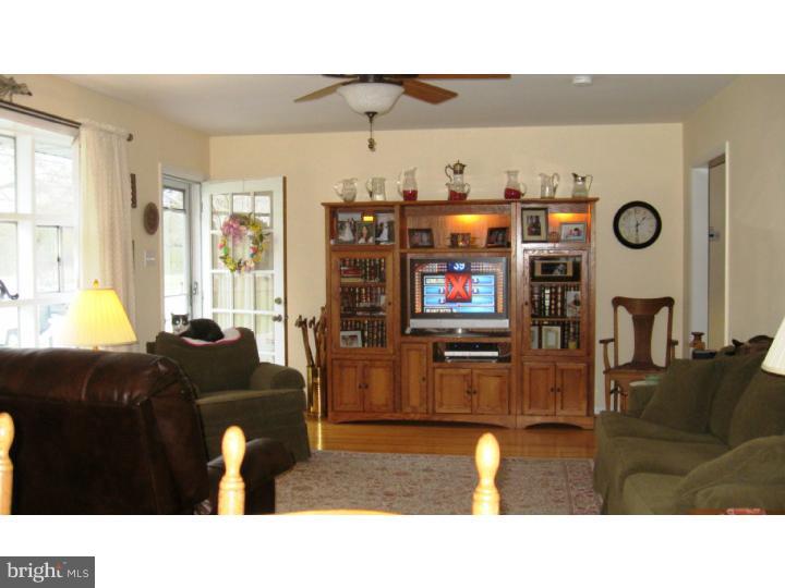 528 River Drive Riverside, NJ 08075 - Photo 8 of 24 Living Room