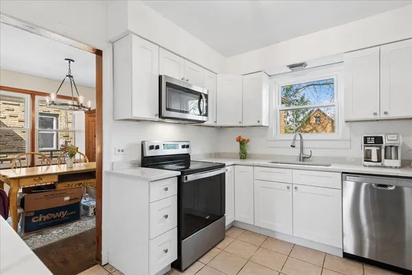 $350,000 | 617 Lavoie Avenue, Elgin, IL 60120