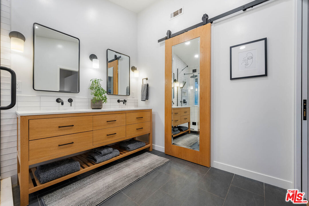 1220 Dincara Road Burbank, CA 91506 - Photo 30 of 33