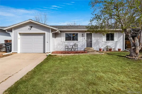 a view of a house with back yard