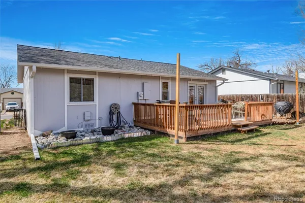 a view of a house with backyard and porch