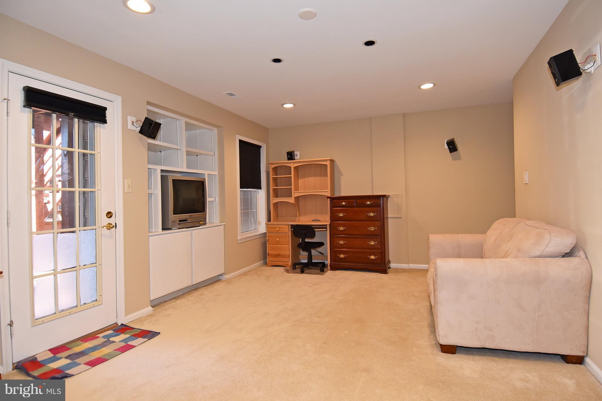 20677 Riptide Square Sterling, VA 20165 - Photo 19 of 26 Bright and sunny,