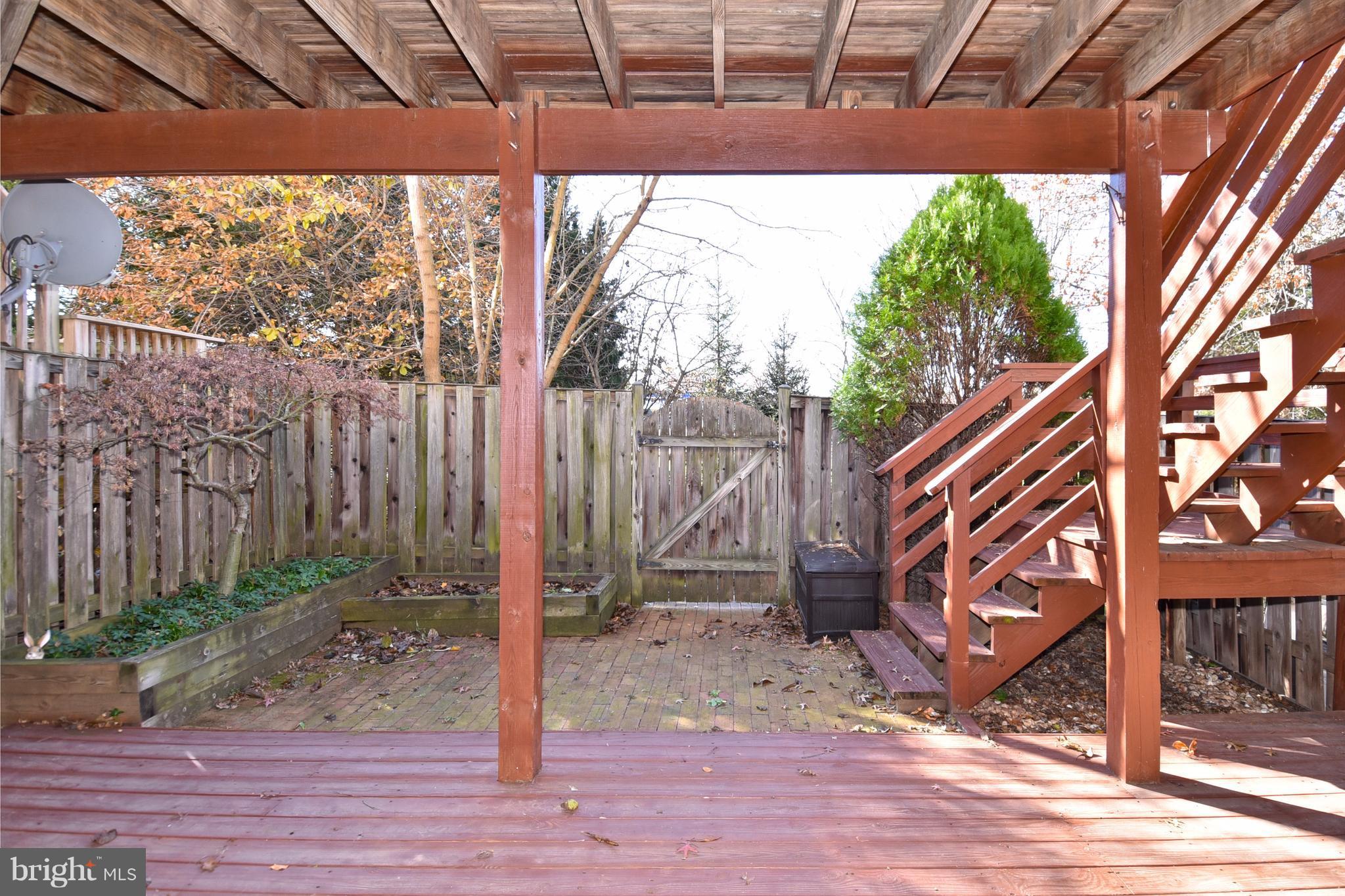 20677 Riptide Square Sterling, VA 20165 - Photo 21 of 26 Fenced yard